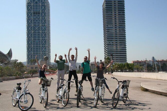 Barcelona Bike Highlights & Sagrada Familia Small Group Tour - Riding Through the Gothic Quarter: A Short Old-City Hit