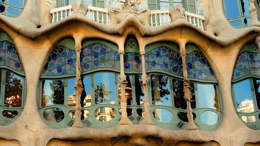 Barcelona: Bike Tour & Sagrada Familia Skip-the-Line Tickets - Pedaling through Barcelona Old Town and the Gothic Quarter