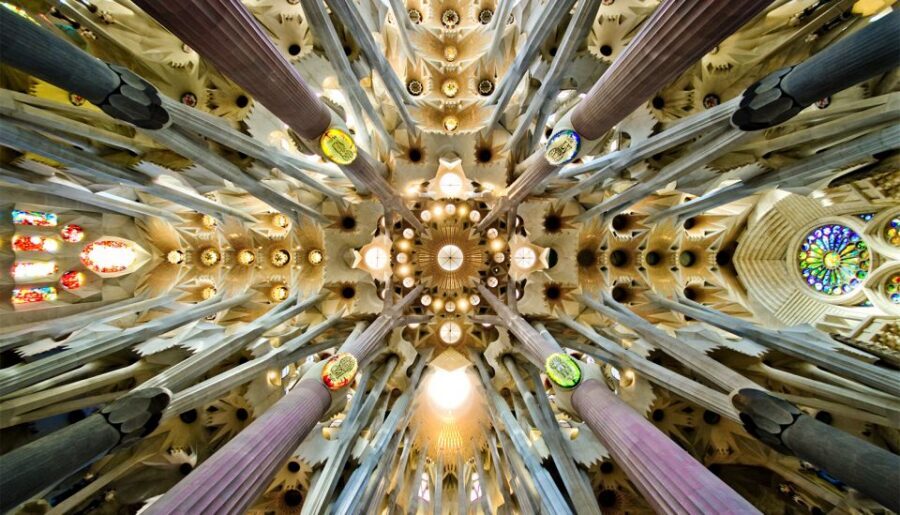 Barcelona: Bike Tour & Sagrada Familia Skip-the-Line Tickets - Gaudí sights on two wheels in L’Eixample