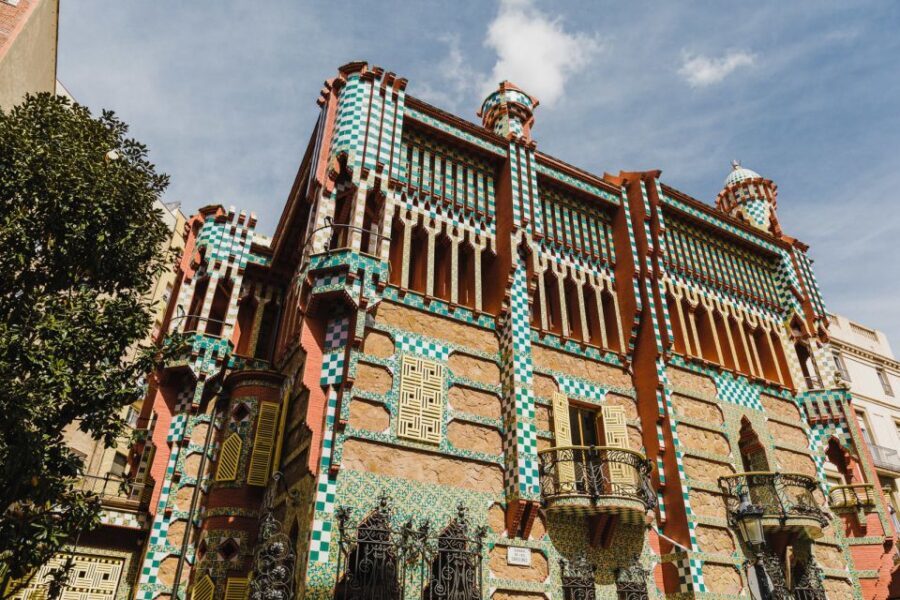 Barcelona: Discover Gaudí, Sagrada Familia, and Park Güell - Breaks, pacing, and group size: how the day stays manageable