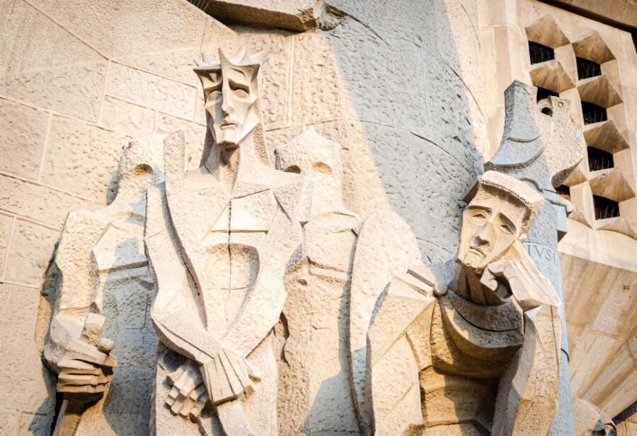 Barcelona: Exclusive Sagrada Familia Private Guided Tour - Inside the Basilica at the end: time to look slowly