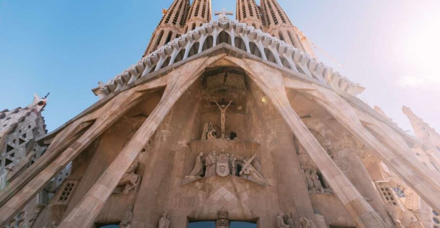 Barcelona: Exclusive Sagrada Familia Private Guided Tour - Who should book this tour?