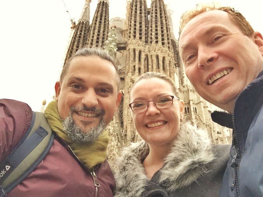 Barcelona: Foodie Walking Tour with Sagrada Familia Tickets - Where you meet and how the day flows without getting lost