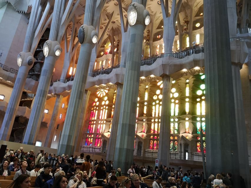 Barcelona: Foodie Walking Tour with Sagrada Familia Tickets - Boqueria Market: what to expect and what changes on Sundays