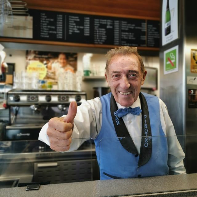 Barcelona: Foodie Walking Tour with Sagrada Familia Tickets - La Pallaresa Xocolateria Xurreria: churros and hot chocolate done right