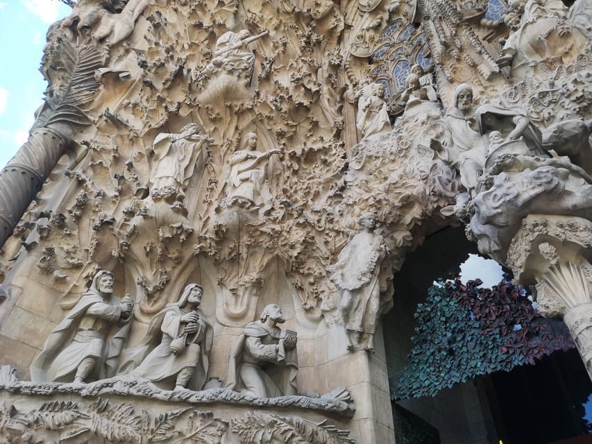 Barcelona: Foodie Walking Tour with Sagrada Familia Tickets - Gaudi and the church story with audioguides in your language