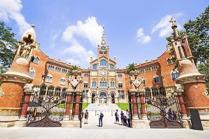 Barcelona Full Day: Sagrada Familia and the 3 Gaudí Houses - La Pedrera (Casa Milà): when everyone hated it first