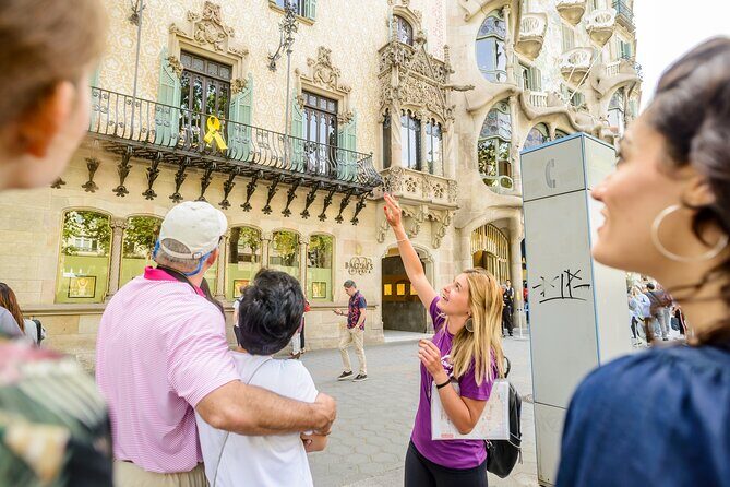 Barcelona Gaudi and Sagrada Familia Tour - The metro gap: how to handle the walk from La Pedrera to the Sagrada