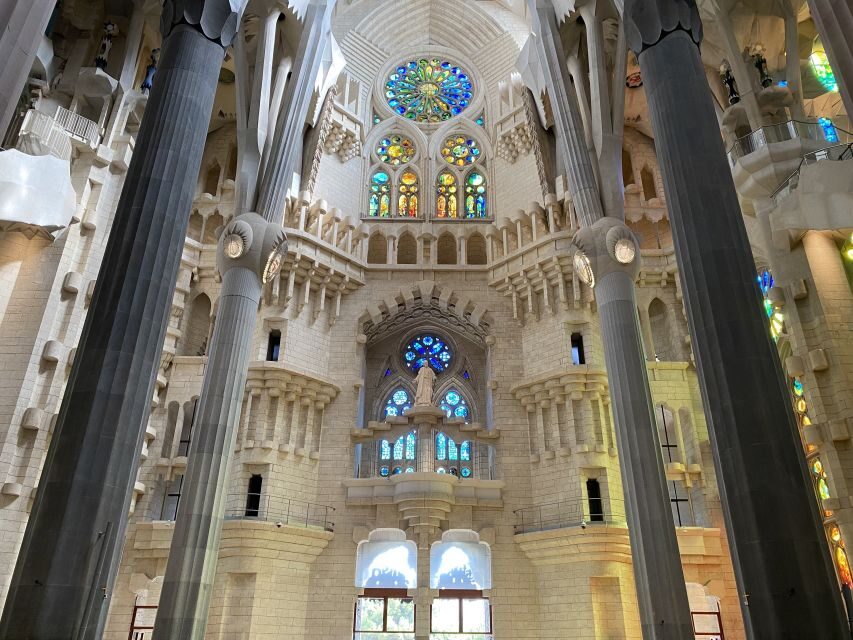 Barcelona: Gaudí Houses & Sagrada Familia Tour - Sagrada Familia with fast-track entry: the unfinished dream