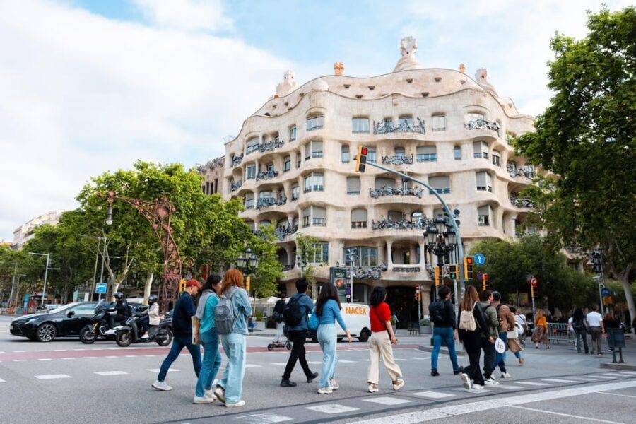 Barcelona: Gaudí Houses & Sagrada Familia Tour - Guides: where the tour quality really lives