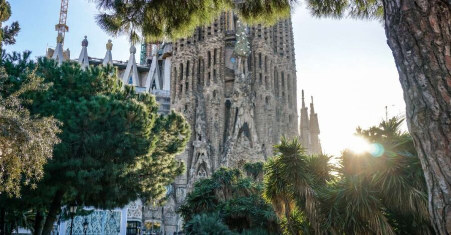 Barcelona: Gothic Quarter & La Sagrada Familia Private Tour - Skip-the-line Sagrada Família with an audio guide that keeps you on track