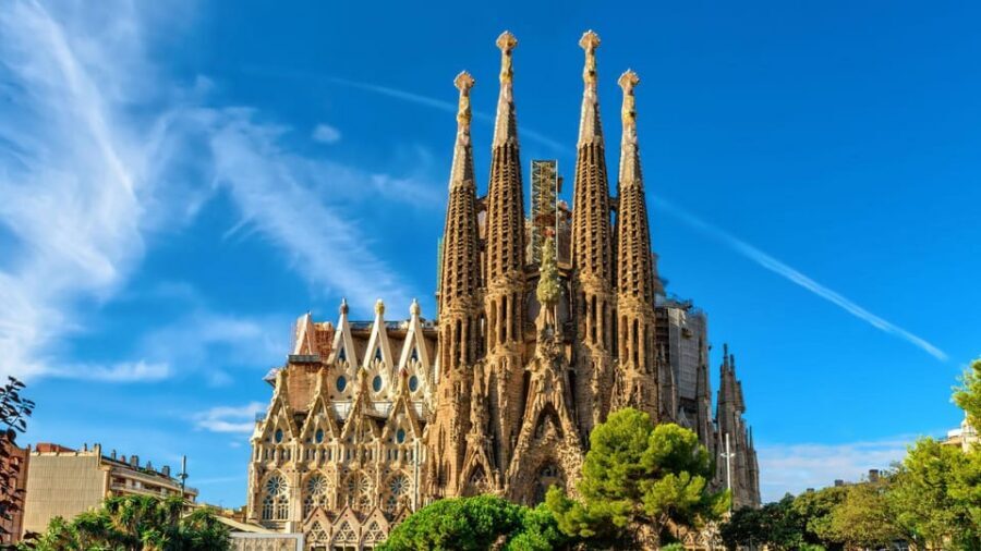 Barcelona: Gothic Quarter & Sagrada Familia Area Segway Tour - Guides, Pace, and Languages: How Service Shows Up