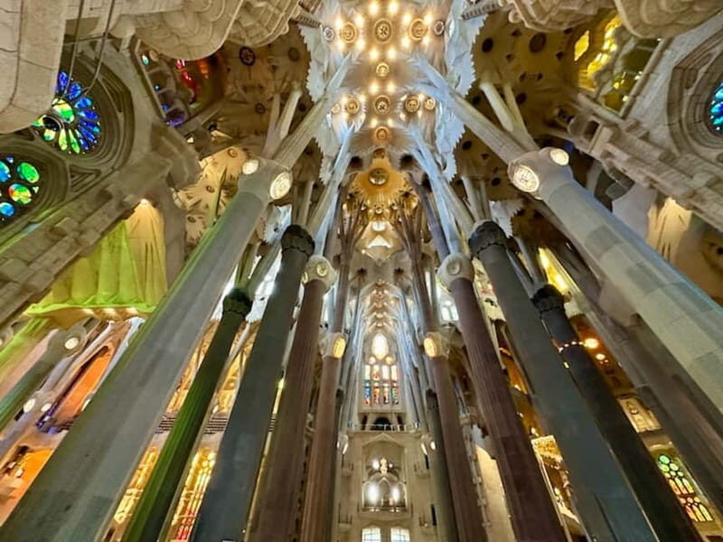Barcelona: Gothic Quarter, Sagrada Familia & Park Güell Tour - Plaça Sant Jaume, Las Ramblas, and the Boqueria Reset
