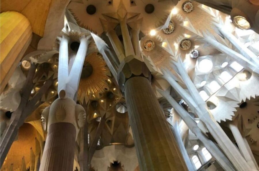 Barcelona: Guided Sagrada Familia Tour & Skip-The-Line Entry - Where you meet and how the timing helps