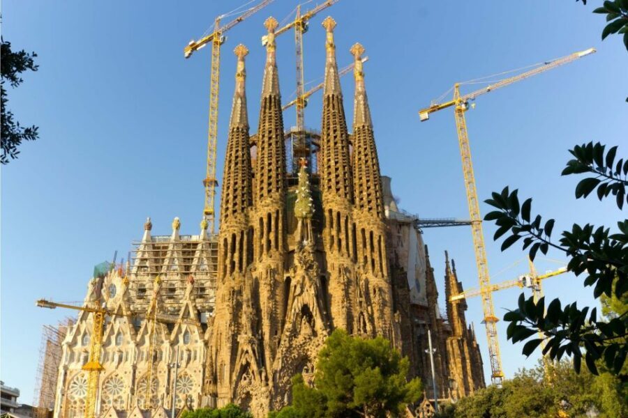 Barcelona: Guided Sagrada Familia Tour & Skip-The-Line Entry - Skip-the-line entry: what it changes for your visit