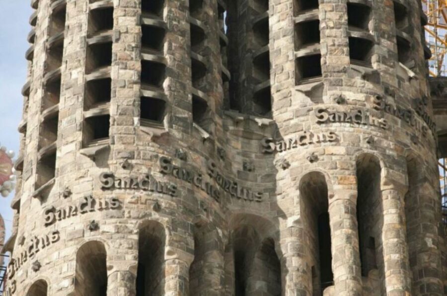 Barcelona: Guided Sagrada Familia Tour & Skip-The-Line Entry - What the guide teaches about history and engineering