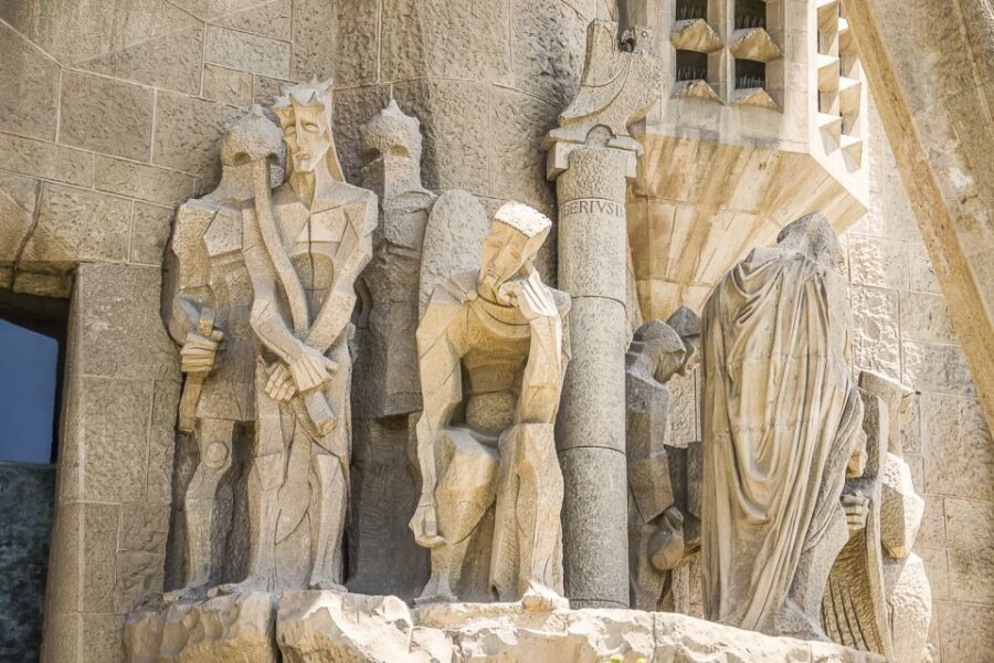 Barcelona: Guided Tour of Sagrada Familia - Your Expert Guide: Catalan Modernism Meets Gaudí