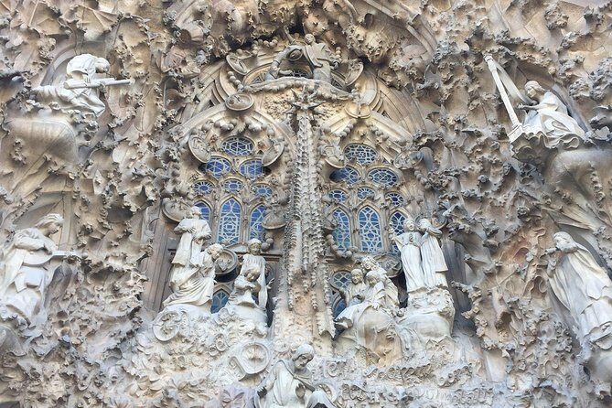 Barcelona: Highlights of Sagrada Familia Max 6 People Guided Tour - Inside the basilica: light, color, and architecture with context