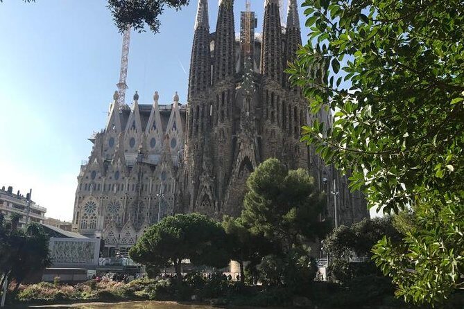 Barcelona: Highlights of Sagrada Familia Max 6 People Guided Tour - Two hours well spent: what you gain from the small group