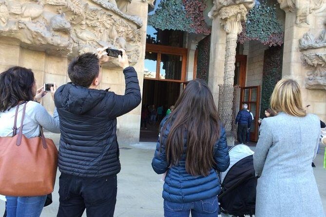 Barcelona: Highlights of Sagrada Familia Max 6 People Guided Tour - Skip-the-line entry: what it saves you in real life