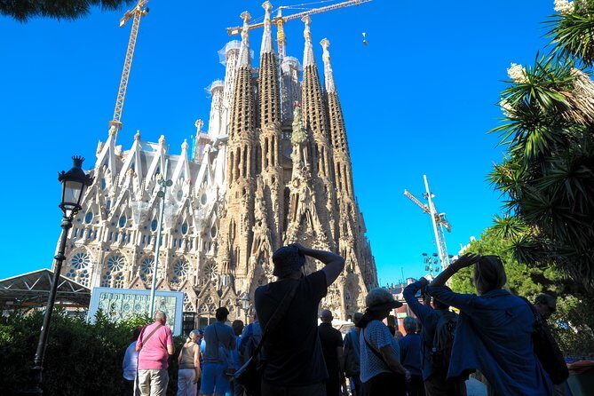 Barcelona Highlights & Sagrada Familia Tour: Priority Access - Key highlights at a glance