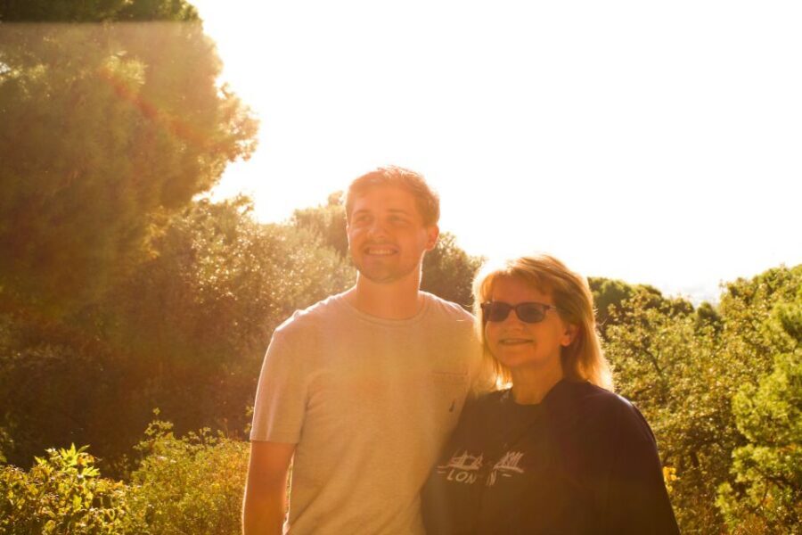 Barcelona: Park Güell & La Sagrada Familia Tickets and Tour - Meeting Point at Park Güell: Find the Red Burgundy Umbrella