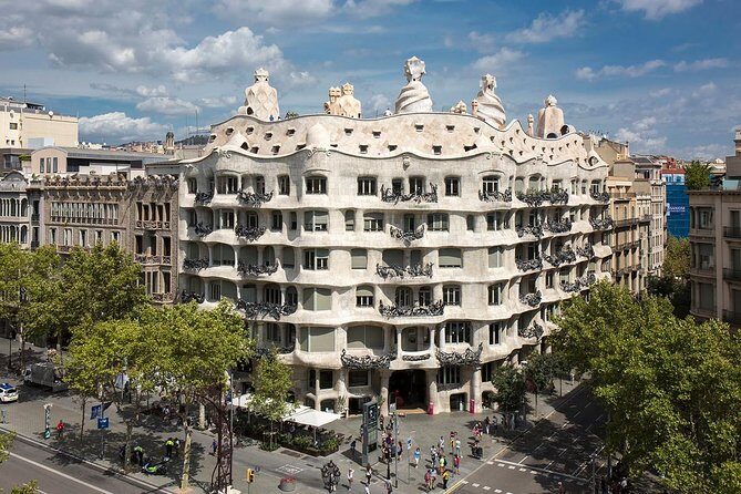 Barcelona Pass: Save up to 50% - Includes Sagrada Familia - Museums and Family Hits: Aquarium, Zoo, Illusions, and Science