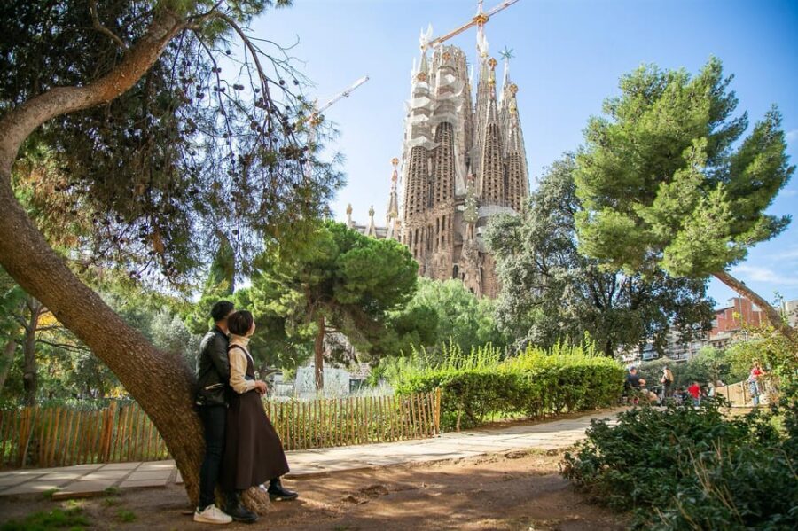 Barcelona: Photographic Madness at the Sagrada Familia - The Violin-Led Shoot: Photos and Video From Different Angles