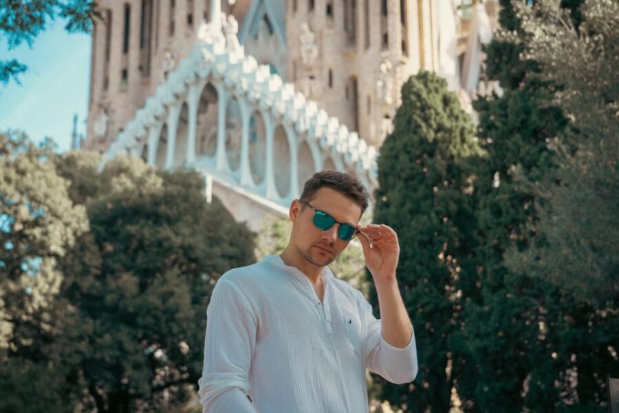 Barcelona: Professional Photoshoot Outside Sagrada Familia - Why a Sagrada Família Photoshoot Beats the Usual Selfies
