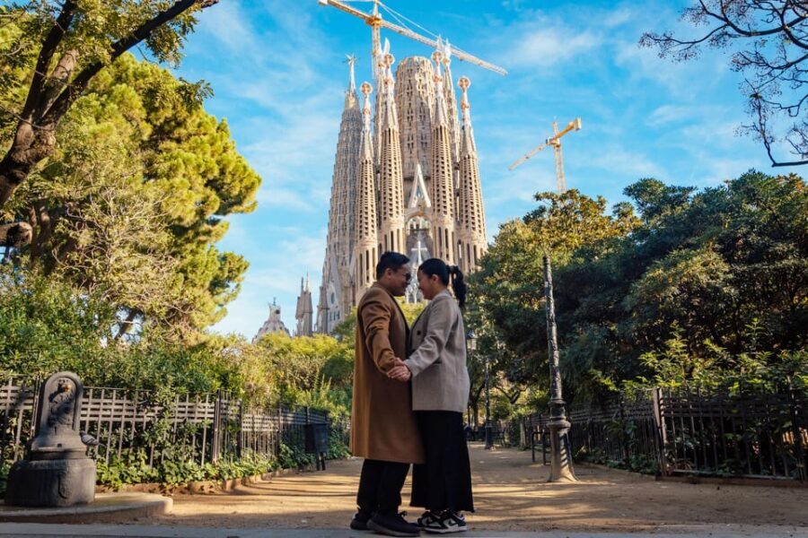 Barcelona: Professional Photoshoot Outside Sagrada Familia - Price and Value: $65 for a Private Group Up to 8