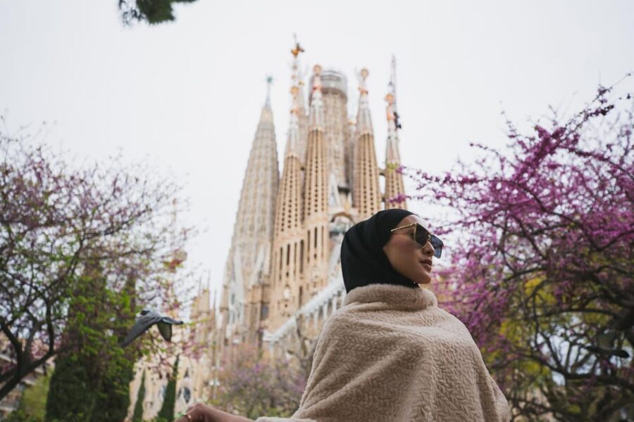 Barcelona: Professional Photoshoot Outside Sagrada Familia - Who This Photoshoot Is Best For (and Who Should Rethink It)