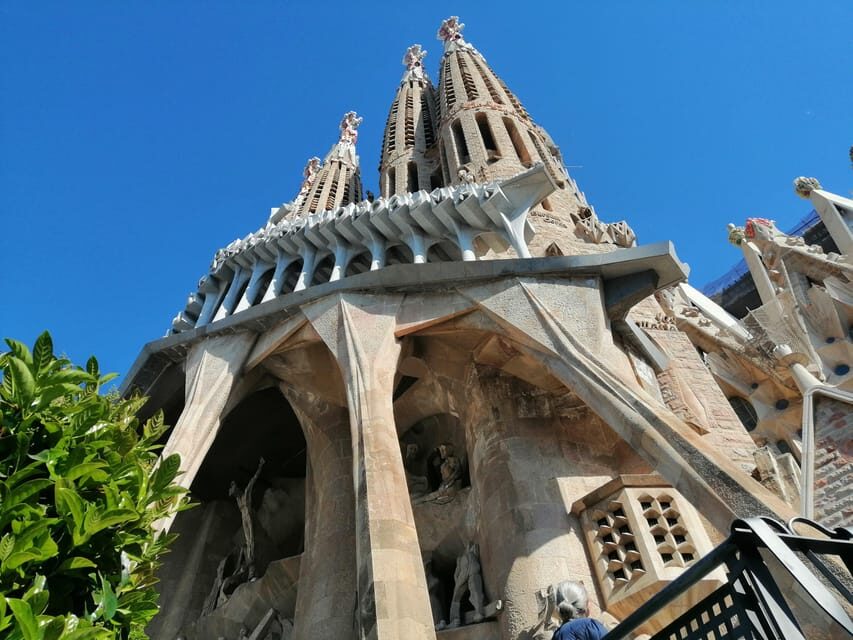 Barcelona: Sagrada Família and Park Güell Guided Tour - Park Güell First: How the Dragon Stairway Sets the Tone
