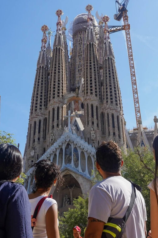 Barcelona: Sagrada Familia and Park Güell Tour - How the tour runs day-of: transfers, start points, and pacing