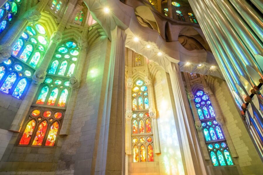 Barcelona: Sagrada Familia and Park Güell Tour - Tour guide quality: why bilingual headsets make a difference