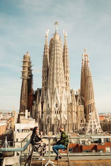 Barcelona: Sagrada Familia Evening Tour with Cava - Key things that make this tour work