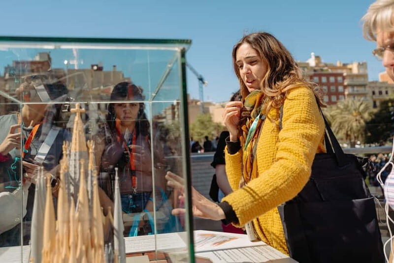 Barcelona: Sagrada Familia Evening Tour with Cava - Who should book this and who might pass