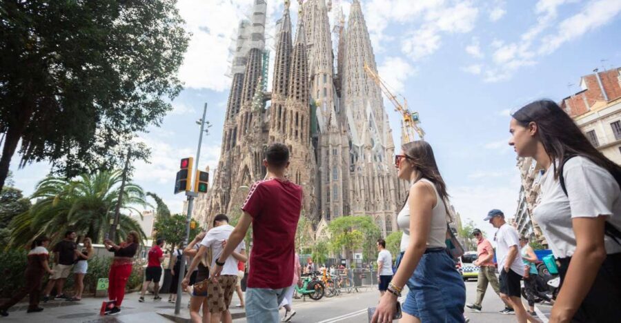 Barcelona: Sagrada Familia Fast Track Guided Tour - Start at Kurz&Gut and get to the important parts quickly