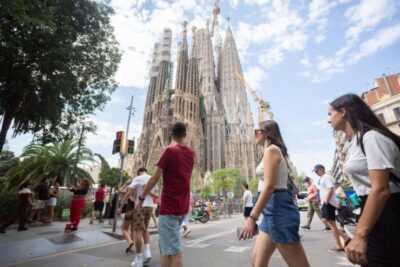 Barcelona: Sagrada Familia Fast-Track Guided Tour - Dress Code and Entry Rules That Can Affect Your Timeline