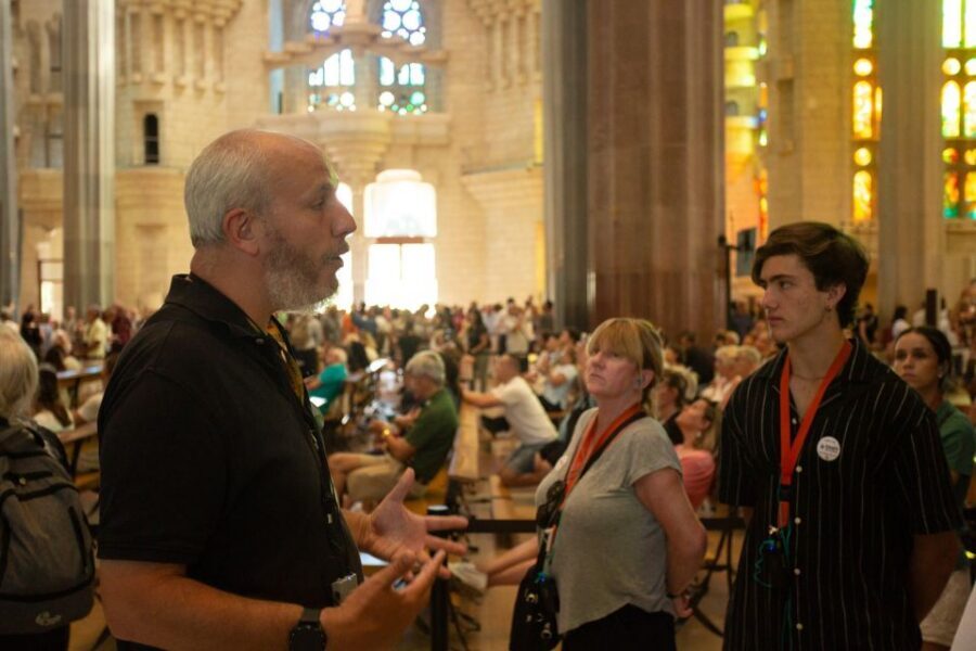 Barcelona: Sagrada Familia Fast Track Guided Tour - Photo stop and free time: how to use it wisely