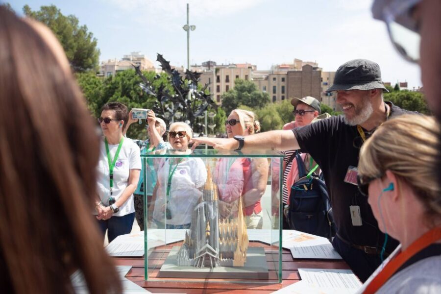 Barcelona: Sagrada Familia Fast Track Guided Tour - Practical stuff: what to wear and bring so entry goes smoothly