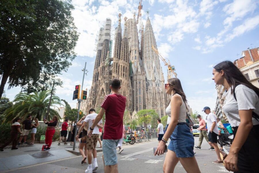 Barcelona: Sagrada Familia Fast-Track Guided Tour - Dress Code and Entry Rules That Can Affect Your Timeline