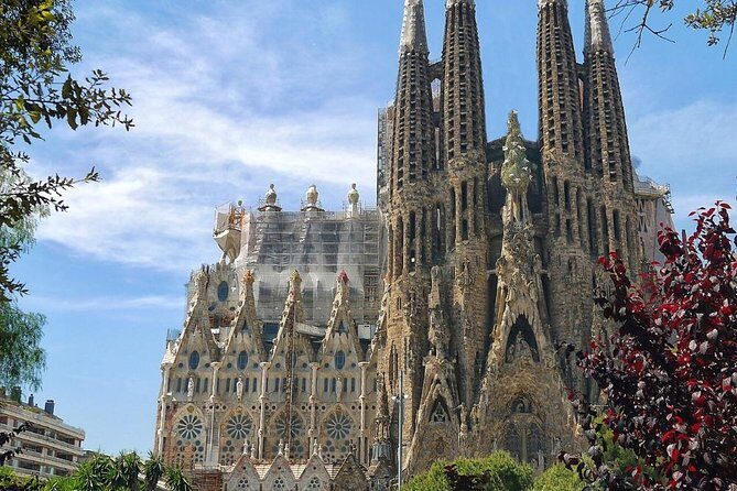 Barcelona: Sagrada Familia Fast Track Tour with Tower Option - Inside the basilica: what to look for beyond the postcard version