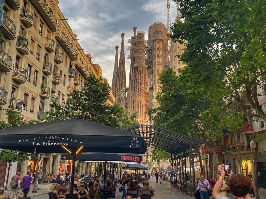 Barcelona: Sagrada Família Guided Tour and Entry Tickets - What the Private Group Format Does for Your Experience