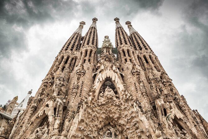 Barcelona: Sagrada Familia Guided Tour with Fast Track Access - Small Group Upgrade vs. Maximum Group Size