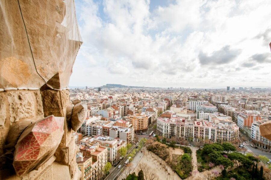 Barcelona: Sagrada Familia Guided Tour with Tower Access - Pacing and group size: why headsets help