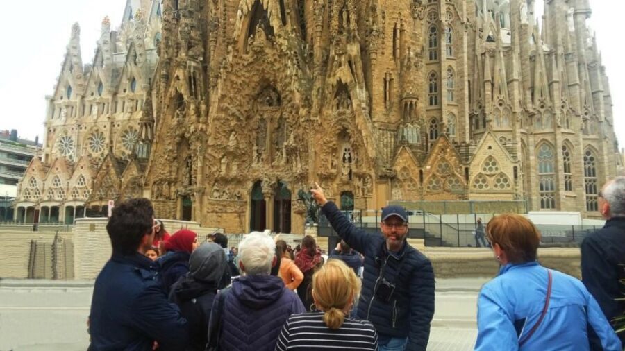 Barcelona & Sagrada Familia Half-Day Tour with Hotel Pickup - Practical tips that make the day feel smoother