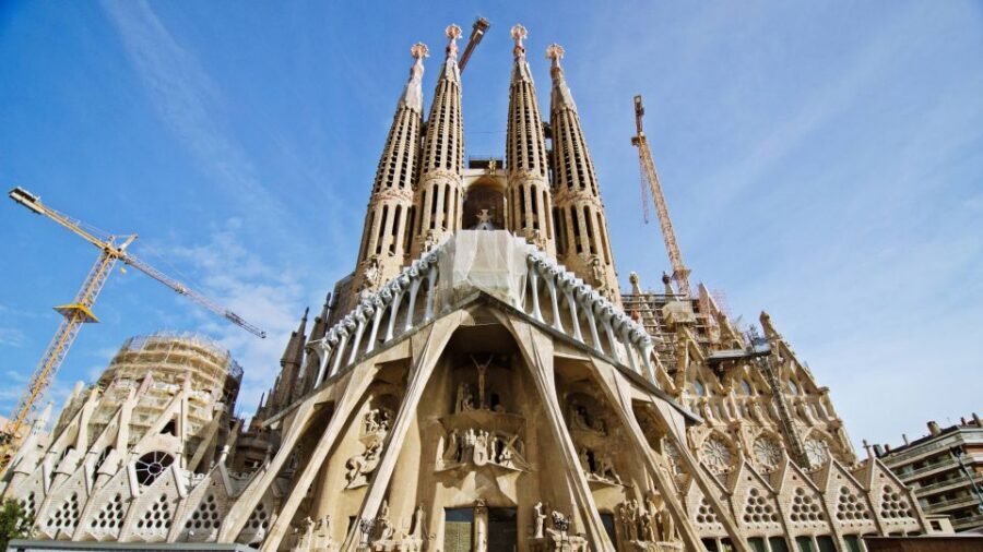 Barcelona & Sagrada Familia Half-Day Tour with Hotel Pickup - How this 5-hour tour fits together (and why it works)