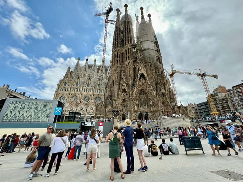 Barcelona: Sagrada Familia, La Pedrera & Cava Tasting Tour - Why This Gaudí Tour Feels Smarter Than DIY