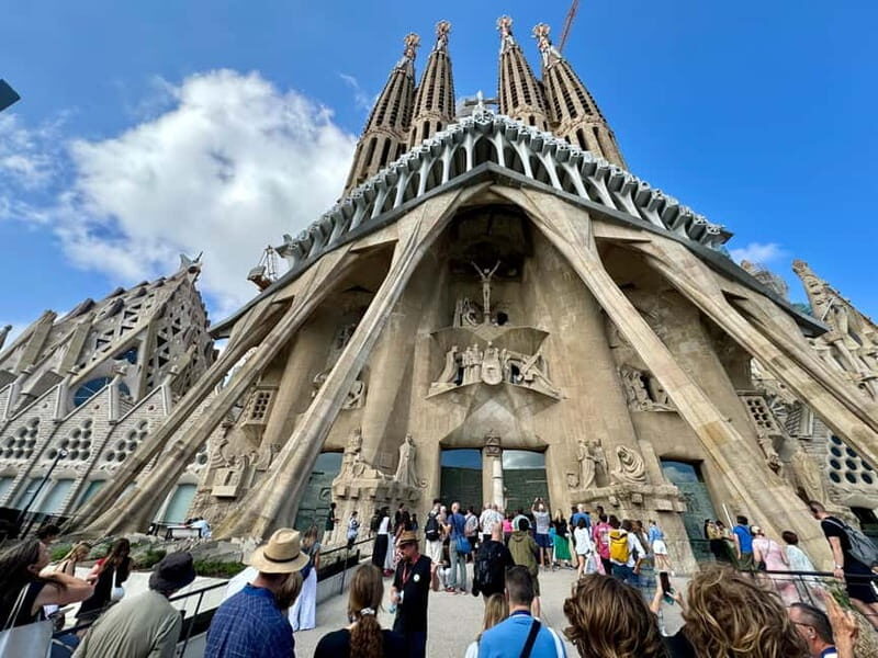Barcelona: Sagrada Familia, La Pedrera & Cava Tasting Tour - Who Should Book This Gaudí and Cava Tour