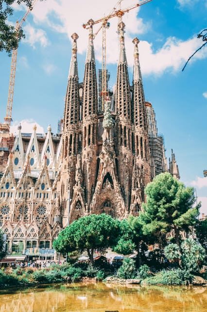 Barcelona: Sagrada Familia, Modernism, and Old Town Tour - Metro interlude and comfort break: why the route doesn’t feel nonstop
